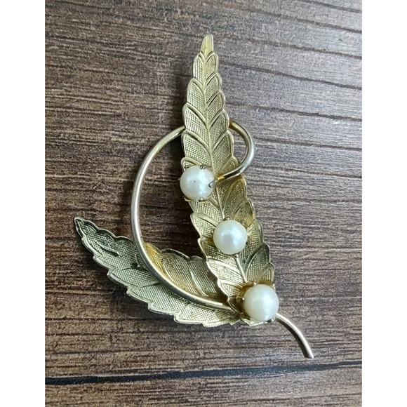 The Unbranded Brand Jewelry - Vintage Gold Tone Brooch Double Leaf Faux Pearl Lapel Pin J89